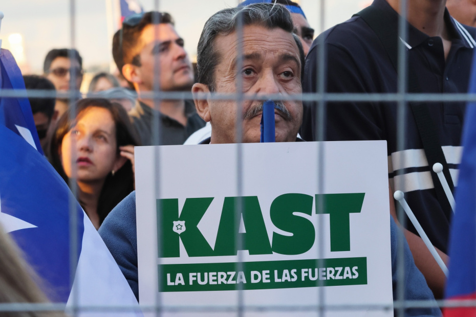 Сторонники ультраправого кандидата в президенты Хосе Антонио Каста присутствуют на заключительном предвыборном мероприятии в рамках президентских выборов в Чили