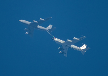 Пассажирский лайнер чуть не столкнулся с военным самолетом