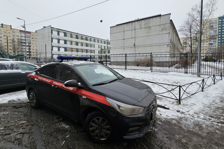 Россия. Санкт-Петербург. Автомобиль Следственного комитета РФ у здания средней школы № 191 на Белорусской улице. Ученик девятого класса ранил ножом учительницу. СК по факту происшествия возбудил уголовное дело о покушении на убийство