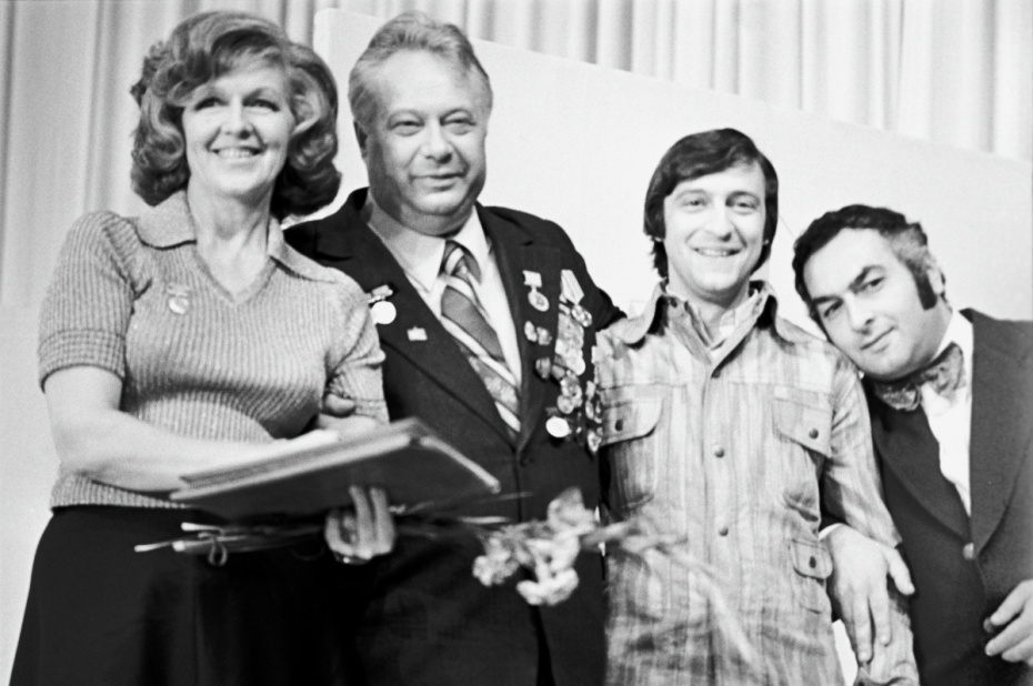 Телеведущая Валентина Леонтьева, спортивный комментатор радио и телевидения Николай Озеров и артисты эстрады Геннадий Хазанов и Левон Оганезов, 1962 год