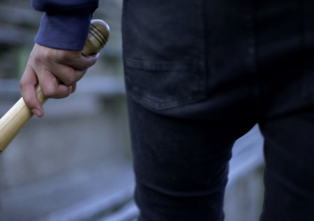 Молодой мигрант-таксист жестоко избил пассажира и пытался сбежать