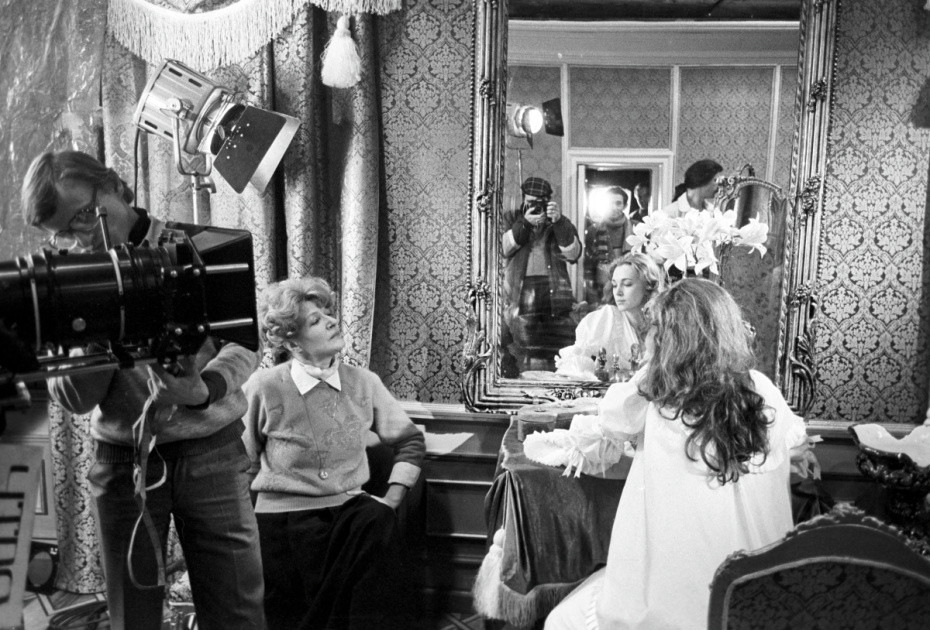 Рабочий момент на съемках фильма режиссера Светланы Дружининой (слева) «Гардемарины, вперед!» (киностудия «Мосфильм»)