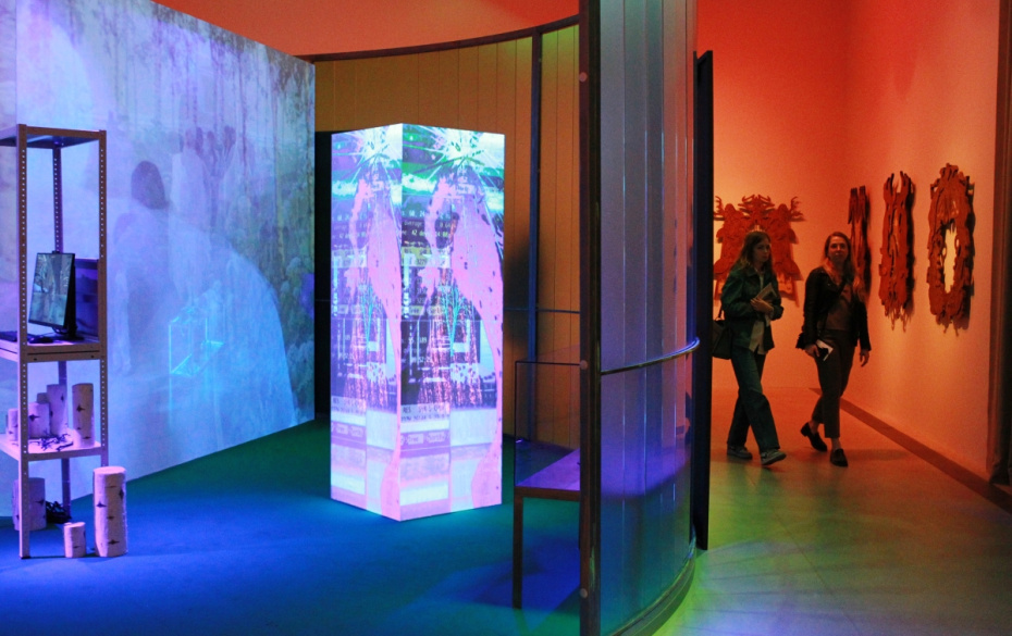 Посетители на выставке в Доме культуры «ГЭС-2» в Москве