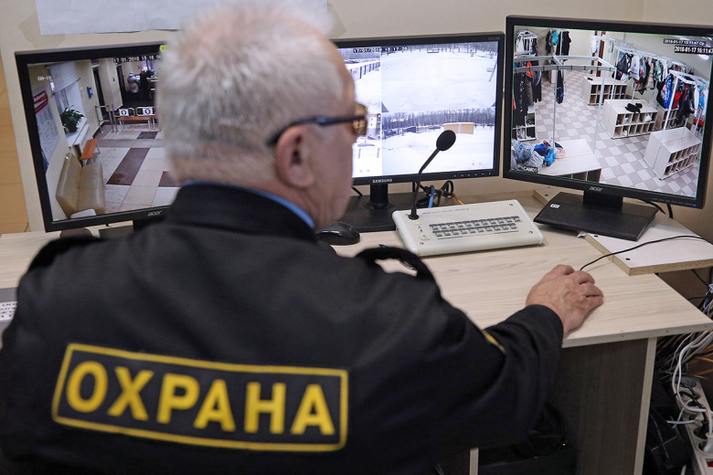 Охранник на пункте видеонаблюдения в школе