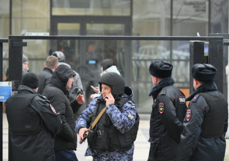 Убитые горем родители, учителя в шоке: фото с места резни в школе Одинцова