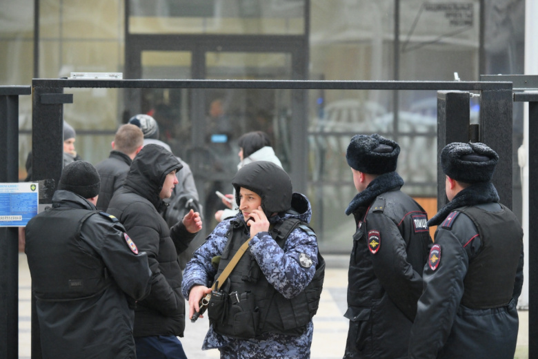 Обстановка возле Успенской школы в поселке Горки-2 Московской области, где школьник напал с ножом на учеников и охранника