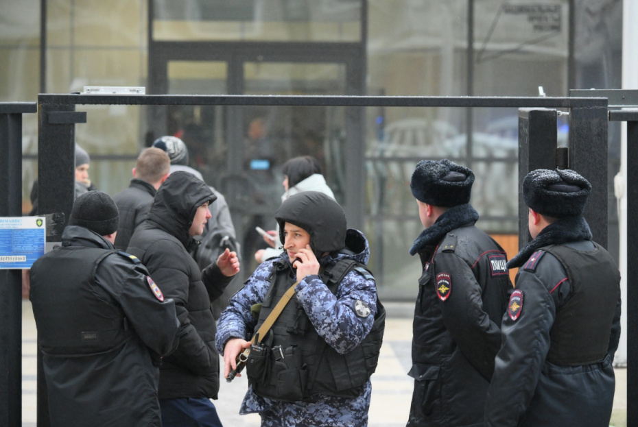 Обстановка возле Успенской школы в поселке Горки-2 Московской области, где школьник напал с ножом на учеников и охранника