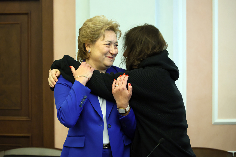 Полина Лурье обнимает своего адвоката Светлану Свириденко