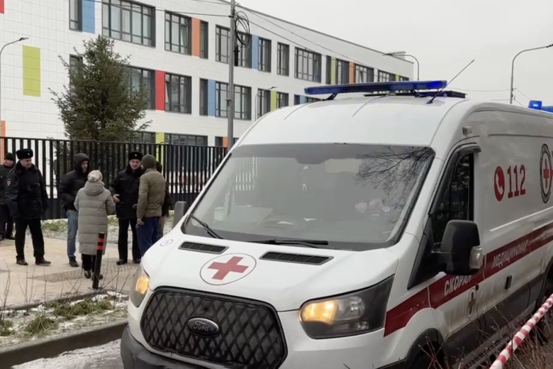 Сотрудники правоохранительных органов возле Успенской школы в поселке Горки-2 Московской области