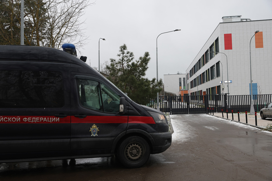 Обстановка возле Успенской школы в поселке Горки-2 Московской области, где школьник напал с ножом на учеников и охранника