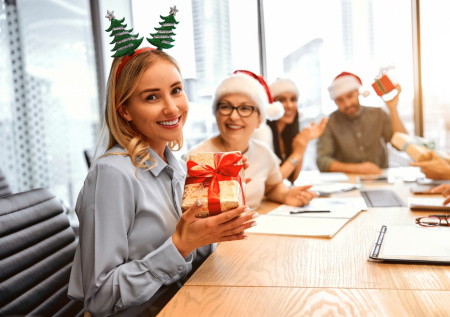 Юрист объяснил, может ли работодатель не пустить сотрудника на корпоратив