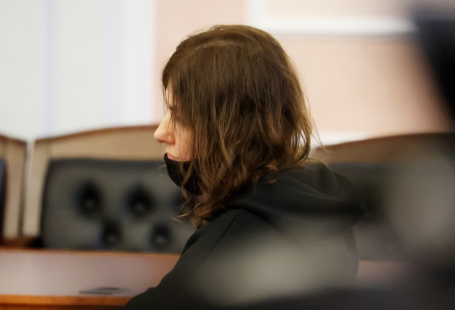 Покупательница квартиры певицы Ларисы Долиной Полина Лурье во время рассмотрения жалобы на решения судов по иску о признании недействительной сделки о продаже квартиры в Верховном суде РФ в Москве