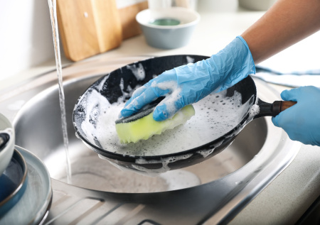 Убираем застарелый жир со сковороды без химии — бабушкин способ с мылом и крахмалом, который работает