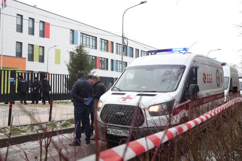 Обстановка возле Успенской школы в поселке Горки-2 Московской области, где школьник напал с ножом на учеников и охранника