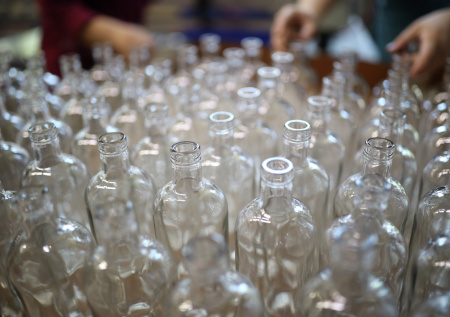 Россиянам рассказали о мошенническом бизнесе со стеклотарой