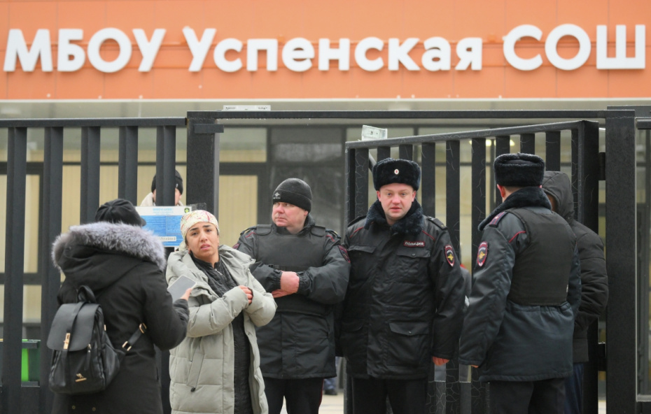 Сотрудник правоохранительных органов возле Успенской школы в поселке Горки-2 Московской области