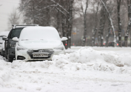 Юрист объяснил, куда жаловаться на неубранный снег во дворе
