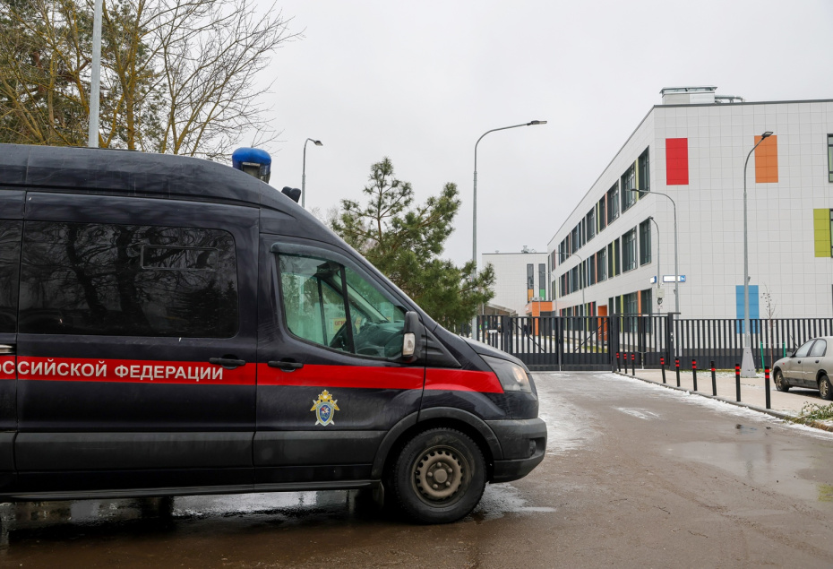 Автомобиль Следственного комитета РФ около школы «Успенская СОШ» в поселке Горки-2 под Одинцово Московской области, где произошло нападение школьника на учеников и охранника