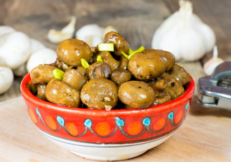 Крышесносная закуска за копейки: маринованные шампиньоны — к празднику и простому ужину