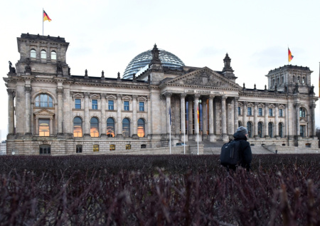 Стало известно, сколько немцев и французов хотят снизить поддержку Киева