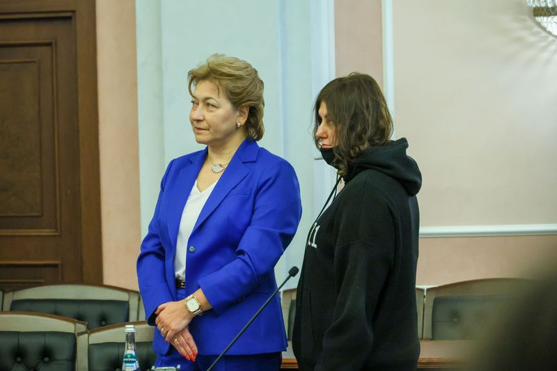 Покупательница квартиры Полина Лурье и ее адвокат Светлана Свириденко после рассмотрения жалобы на решения судов нижестоящих инстанций по иску о признании недействительной сделки о продаже певицы Ларисы Долиной в Верховном суде РФ