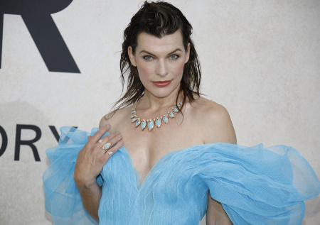 Милла Йовович трогательно поздравила себя с полувековым юбилеем