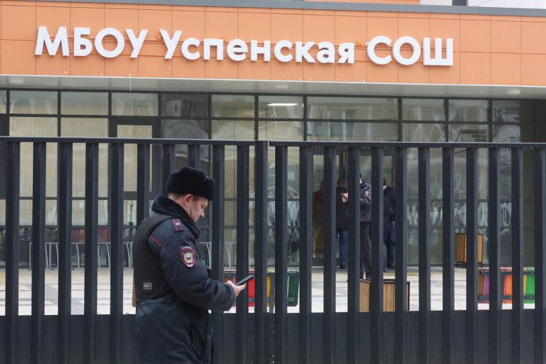 Обстановка возле Успенской школы в поселке Горки-2 Московской области, где школьник напал с ножом на учеников и охранника