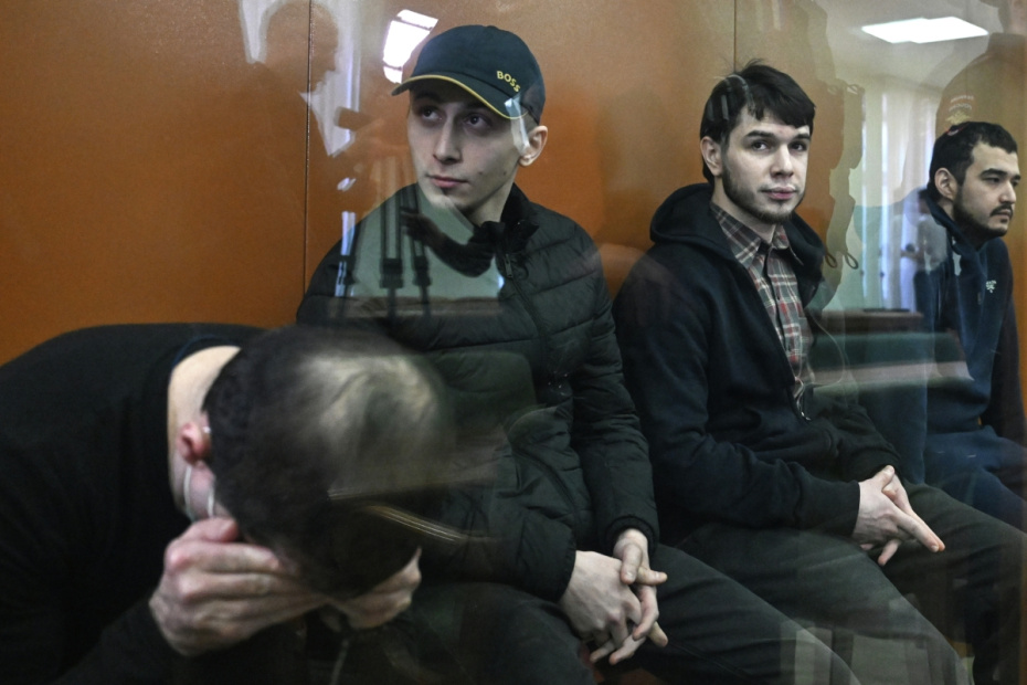 Роберт Сафарян, Рамазан Падиев, Батухан Точиев и Ахмад Курбанов (слева направо), обвиняемые по делу о теракте против начальника войск радиационной, химической и биологической защиты ВС РФ Игоря Кириллова, во Втором Западном окружном военном суде в Москве