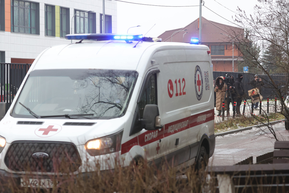 Обстановка возле Успенской школы в поселке Горки-2 Московской области, где школьник напал с ножом на учеников и охранника