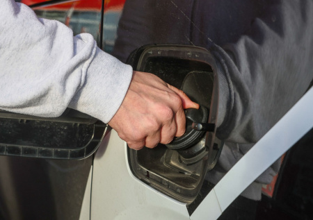 Сотрудника ГАИ в Петербурге уволили после попытки кражи бензина