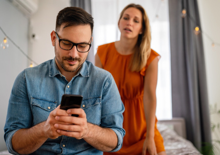 Психолог развеяла миф о мужских изменах