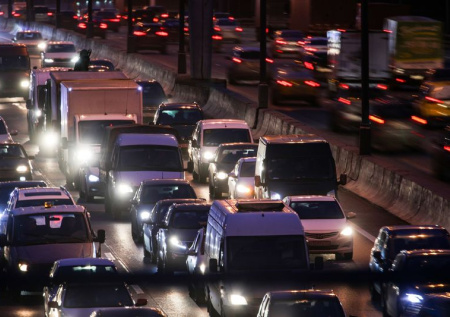 Центр Москвы и МКАД превратились в одну сплошную пробку