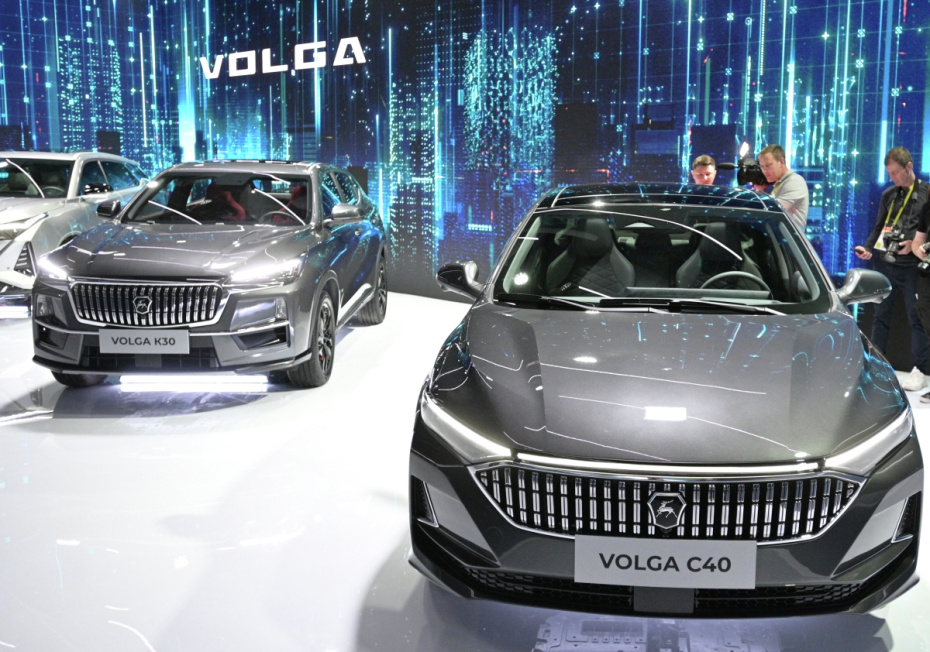 Новые автомобили Volga C40 и К30 в павильоне марки Volga на выставке IX конференции ‭«Цифровая индустрия промышленной России» в Нижнем Новгороде