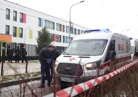 Раненому в одинцовской школе охраннику оказывают медпомощь