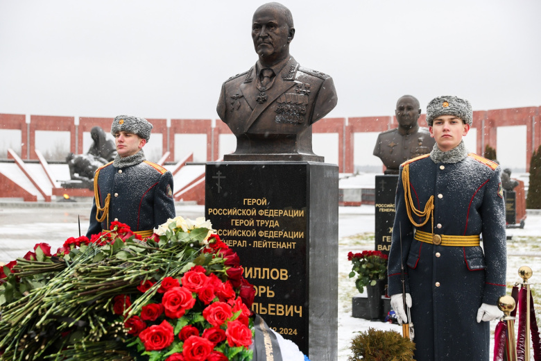Военнослужащие во время открытия памятника Герою РФ, герою Труда РФ генерал-лейтенанту И. А. Кириллову, погибшему 17 декабря 2024 года в результате теракта, на территории Федерального военного мемориала «Пантеон защитников Отечества»