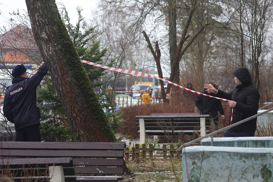 Обстановка возле Успенской школы в поселке Горки-2 Московской области, где школьник напал с ножом на учеников и охранника