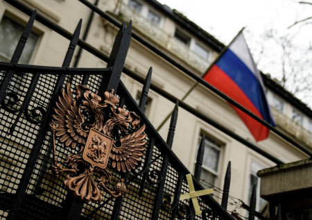 Российские дипломаты попросили Лондон перестать пугать британцев Москвой