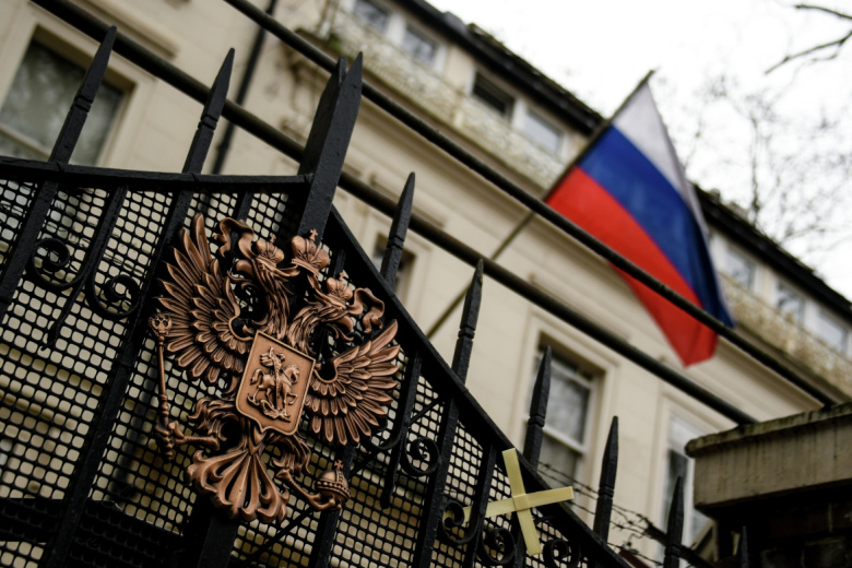 Герб на ограде здания российского посольства в Лондоне