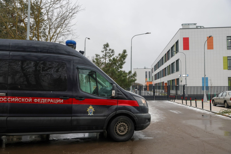 Автомобиль Следственного комитета РФ около школы