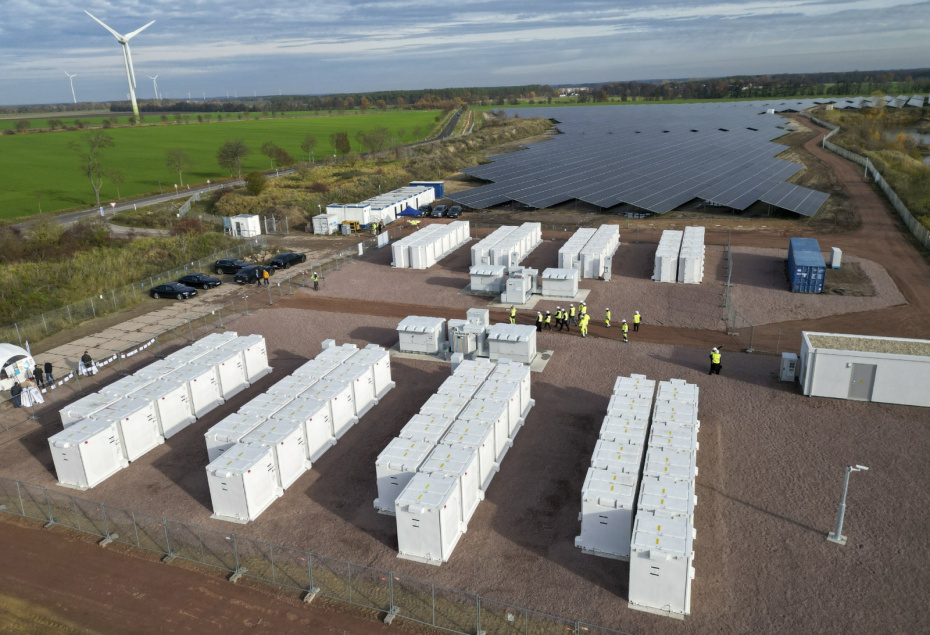 Саксония-Анхальт, Цербст. 88 аккумуляторных накопителей энергии расположены на новой гибридной электростанции, сочетающей солнечные батареи и аккумуляторные системы хранения, на месте бывшего гравийного карьера