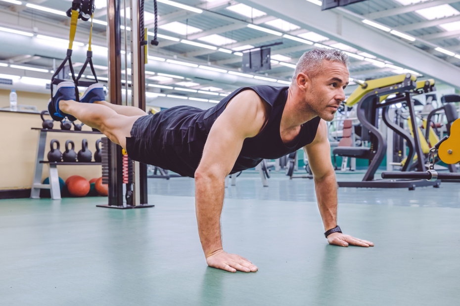 Упражнения для мужчин: акцент на массу и силу (становая тяга, приседания)