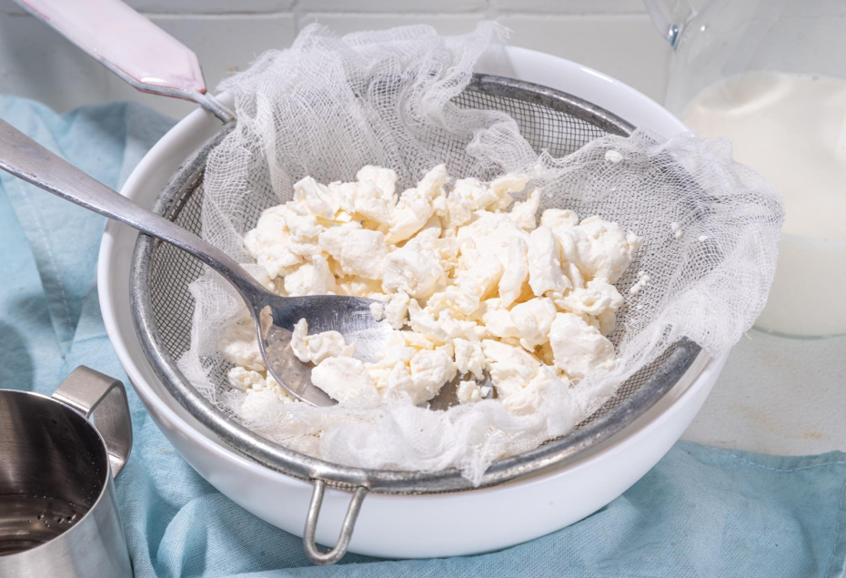 Как сделать творог из кислого молока: рецепт на скорую руку