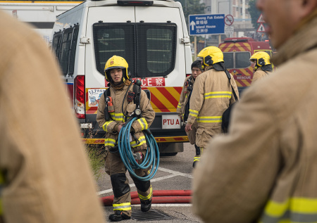 Три человека пострадали при пожаре в высотке в Гонконге