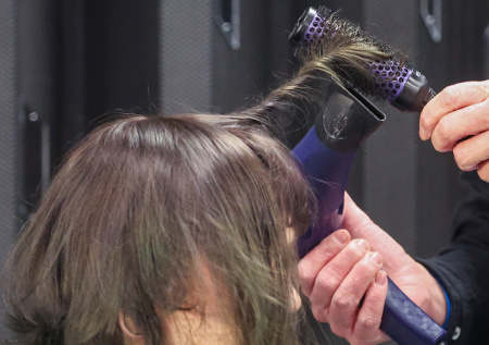 Юрист дала советы, как вернуть средства за плохую стрижку в салоне
