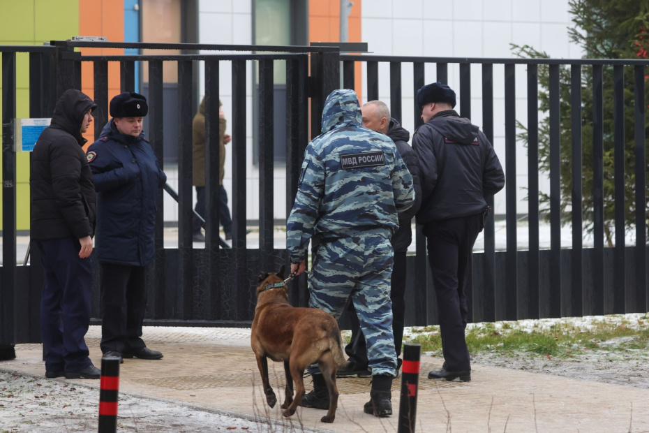 Сотрудники полиции около школы