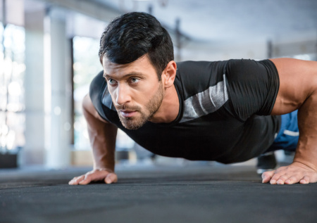 Фитнес-тренер рассказал, чем можно заменить жим штанги лежа