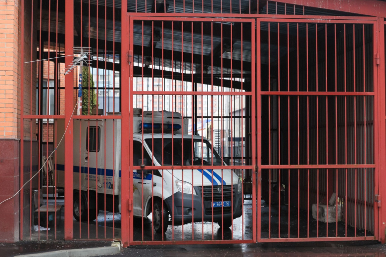 Московская область. Одинцово. Автомобиль полиции для перевозки заключенных около здания Одинцовского городского суда