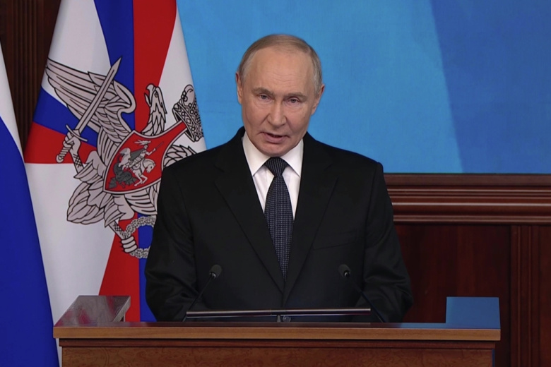 Владимир Путин выступает на расширенном заседании коллегии Министерства обороны РФ