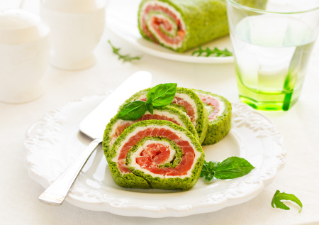 Лучше, чем бутерброды с красной икрой: шпинатный рулет — эстетичная закуска на Новый год