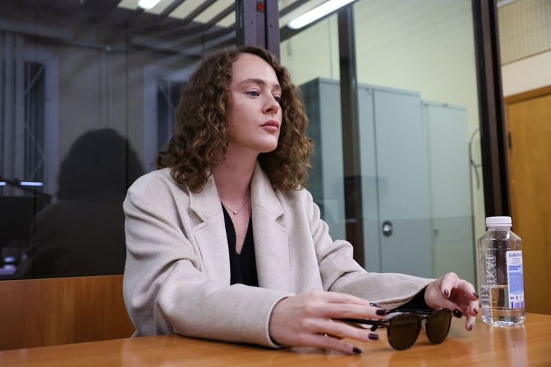 Актриса Аглая Тарасова в Домодедовском суде Московской области во время заседания по существу по делу о контрабанде наркотиков, 5 ноября 2025 г.